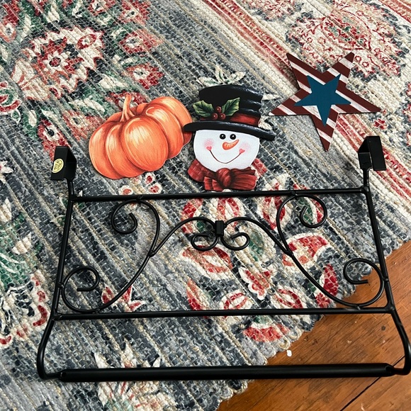 The Lakeside Collection Interchangeable Seasons Towel Bar with Seasons Icons - Picture 7 of 8